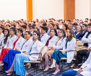 Imposición de insignias a estudiantes de Medicina Imposición de insignias a estudiantes de Medicina