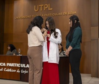 Imposición de Insignias – Carrera de Medicina