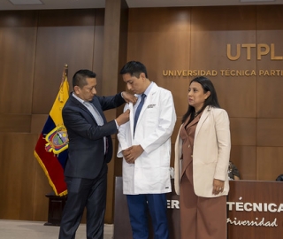 Imposición de Insignias – Carrera de Medicina