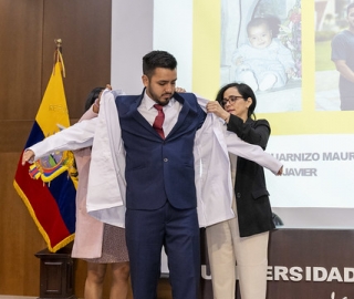 Imposición de mandiles a estudiantes de Fisioterapia