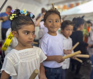 La UTPL participa en el Festival Internacional de Artes Vivas Loja con sus talentosos grupos de arte en la Plaza de la Cultura