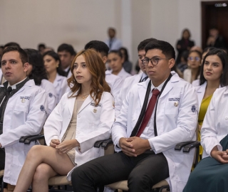 Imposición de mandiles a estudiantes de Fisioterapia