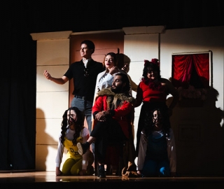 Obra de Teatro Los unos vs los otros Obra de Teatro Los unos vs los otros