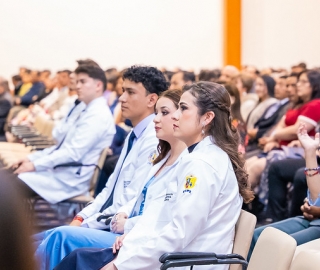 Imposición de insignias a estudiantes de Medicina