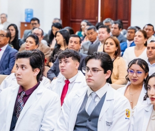 Imposición de insignias a estudiantes de Medicina