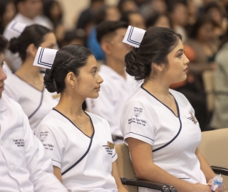 Imposición de insignias a estudiantes de Enfermería