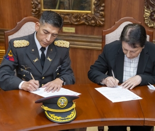 Firma de convenios específicos de cooperación interinstitucional entre la UTPL, la Federación Nacional de Corredores de Bienes Raíces y la Unidad Educativa Fiscomisional de Fuerzas Armadas “Colegio Militar n.º 5 Tcrn. Lauro Guerrero”. Firma de convenios específicos de cooperación interinstitucional entre la UTPL, la Federación Nacional de Corredores de Bienes Raíces y la Unidad Educativa Fiscomisional de Fuerzas Armadas “Colegio Militar n.º 5 Tcrn. Lauro Guerrero”.