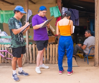 Visita de estudiantes y docentes de Economía al proyecto de producción sostenible meliponícola en el cantón Puyango