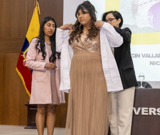 Imposición de mandiles a estudiantes de Fisioterapia