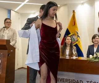 Estudiantes de Fisioterapia reciben sus mandiles Estudiantes de Fisioterapia reciben sus mandiles