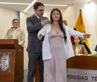 Estudiantes de Fisioterapia reciben sus mandiles Estudiantes de Fisioterapia reciben sus mandiles