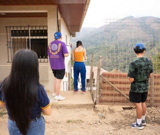 Visita de estudiantes y docentes de Economía al proyecto de producción sostenible meliponícola en el cantón Puyango