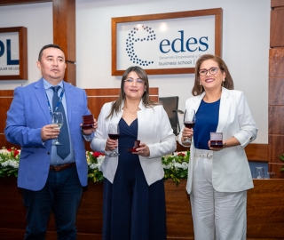 Homenaje al personal de nuestros centros universitarios por sus años de servicio. Homenaje al personal de nuestros centros universitarios por sus años de servicio.