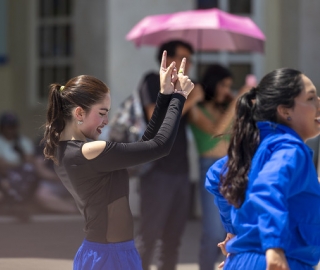 La UTPL participa en el Festival Internacional de Artes Vivas Loja con sus talentosos grupos de arte en la Plaza de la Cultura