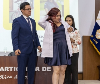 Imposición de mandiles a estudiantes de Fisioterapia