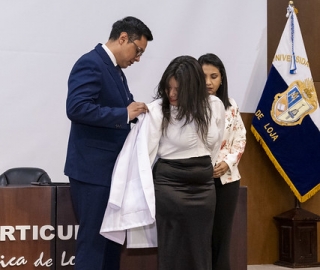 Imposición de mandiles a estudiantes de Fisioterapia