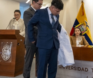 Estudiantes de Fisioterapia reciben sus mandiles Estudiantes de Fisioterapia reciben sus mandiles