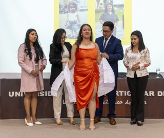 Imposición de mandiles a estudiantes de Fisioterapia