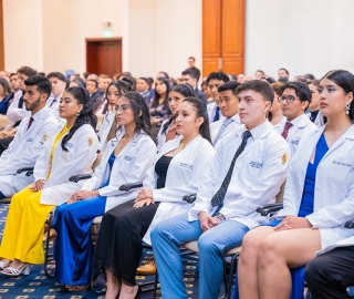 Imposición de insignias a estudiantes de Medicina Imposición de insignias a estudiantes de Medicina