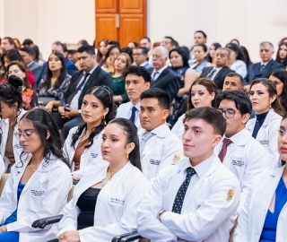 Imposición de insignias a estudiantes de Medicina Imposición de insignias a estudiantes de Medicina