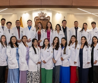 Imposición de mandiles | Carrera de Bioquímica y Farmacia