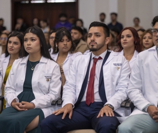 Imposición de mandiles a estudiantes de Fisioterapia