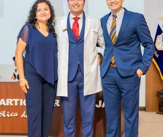 Imposición de insignias a estudiantes de Medicina Imposición de insignias a estudiantes de Medicina