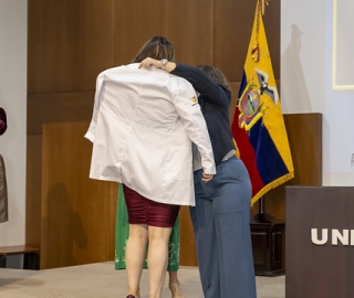 Imposición de mandiles a internos rotativos de la carrera de Nutrición y Dietética – Cohorte mayo 2025 / abril 2026 Imposición de mandiles a internos rotativos de la carrera de Nutrición y Dietética – Cohorte mayo 2025 / abril 2026