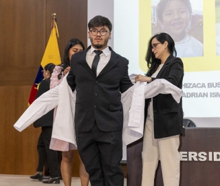 Imposición de mandiles a estudiantes de Fisioterapia