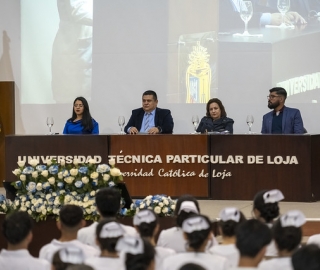 Imposición de insignias a estudiantes de Enfermería