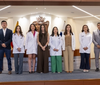 Imposición de mandiles | Carrera de Bioquímica y Farmacia