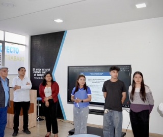 Entrega de planos al colegio Daniel Álvarez Burneo como parte de un proyecto de innovación