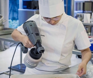 UTPL en Chokao 2025: creatividad y talento en la feria del cacao y chocolate