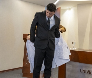 Estudiantes de Fisioterapia reciben sus mandiles