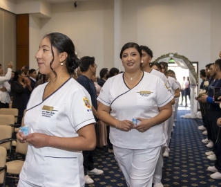 Imposición de insignias a estudiantes de Enfermería