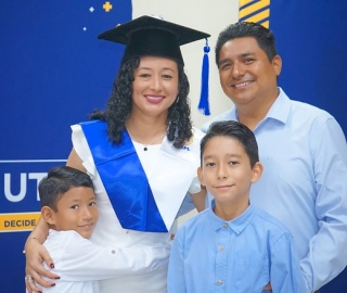 Nuevos profesionales de Galápagos recibieron su título Nuevos profesionales de Galápagos recibieron su título