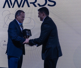Eduardo Valarezo Valdez recibe el reconocimiento como Investigador Destacado en los CEDIA Awards