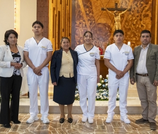 Imposición de insignias a estudiantes de Enfermería