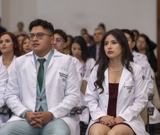 Imposición de mandiles a estudiantes de Fisioterapia