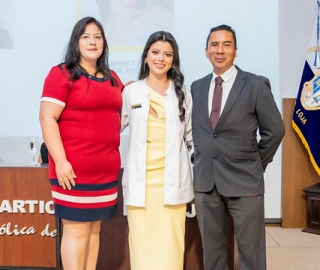 Imposición de insignias a estudiantes de Medicina