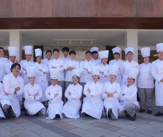 Ceremonia de investidura de los estudiantes de primer ciclo de la carrera de Gastronomía