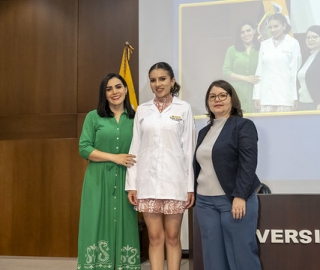 Imposición de mandiles a internos rotativos de la carrera de Nutrición y Dietética – Cohorte mayo 2025 / abril 2026 Imposición de mandiles a internos rotativos de la carrera de Nutrición y Dietética – Cohorte mayo 2025 / abril 2026