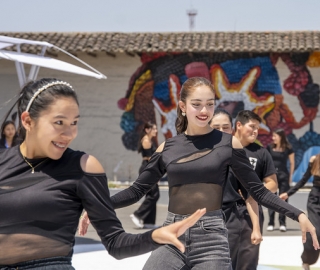 La UTPL participa en el Festival Internacional de Artes Vivas Loja con sus talentosos grupos de arte en la Plaza de la Cultura