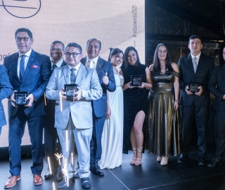 Eduardo Valarezo Valdez recibe el reconocimiento como Investigador Destacado en los CEDIA Awards