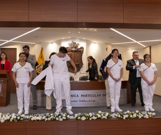 Imposición de Indumentaria a los estudiantes de Enfermería Imposición de Indumentaria a los estudiantes de Enfermería