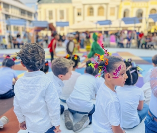 La UTPL participa en el Festival Internacional de Artes Vivas Loja con sus talentosos grupos de arte en la Plaza de la Cultura