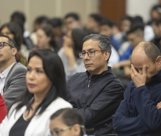 Condecoración a Carlos Calderón
