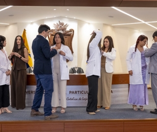 Imposición de mandiles | Carrera de Bioquímica y Farmacia