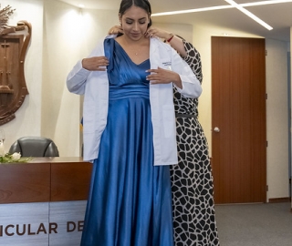 Estudiantes de Fisioterapia reciben sus mandiles Estudiantes de Fisioterapia reciben sus mandiles