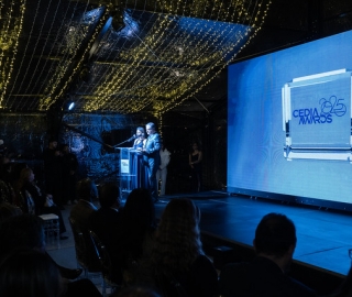 Eduardo Valarezo Valdez recibe el reconocimiento como Investigador Destacado en los CEDIA Awards